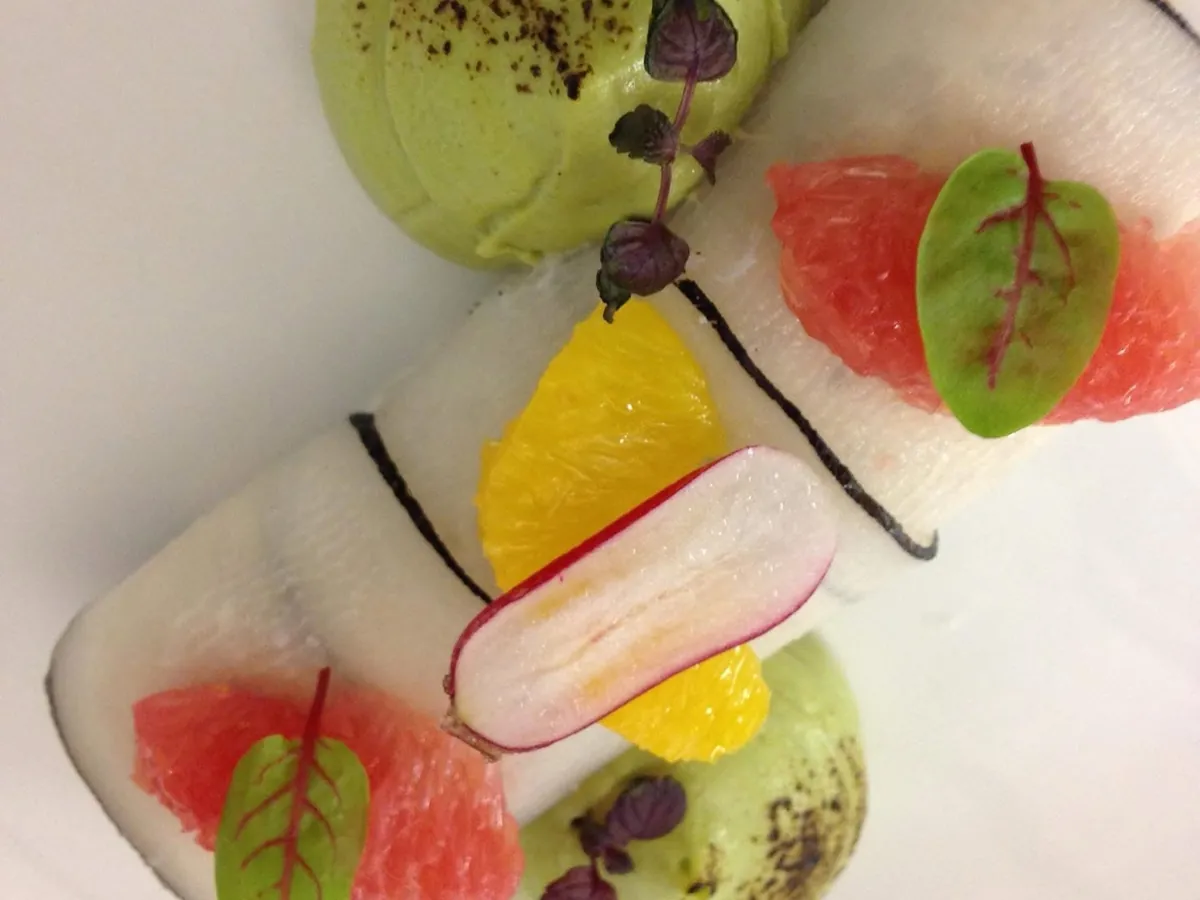 Assiette colorée d'un menu de restaurant éphémère AWASE
